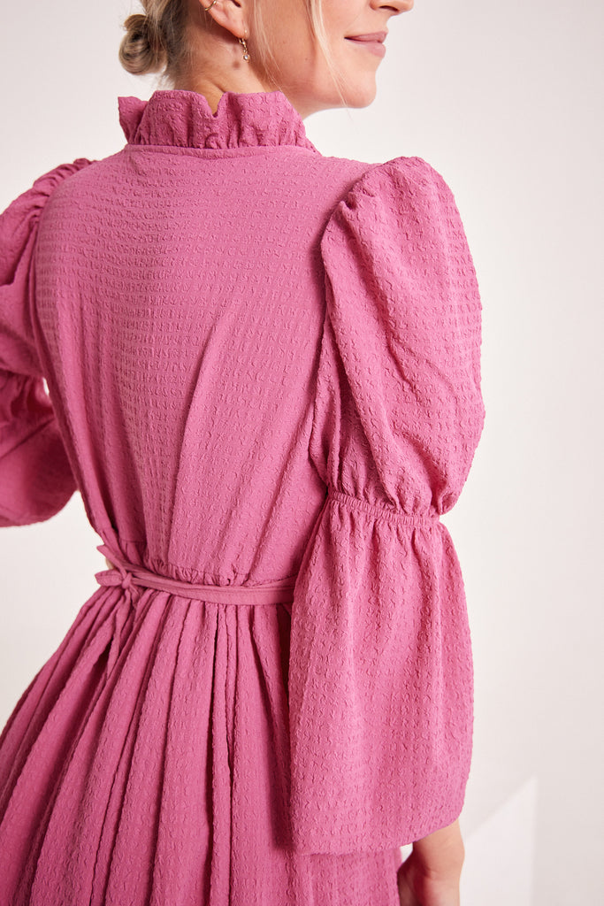 Pinkki mekko häihin, yo-mekoksi, tai valmistujaismekoksi
